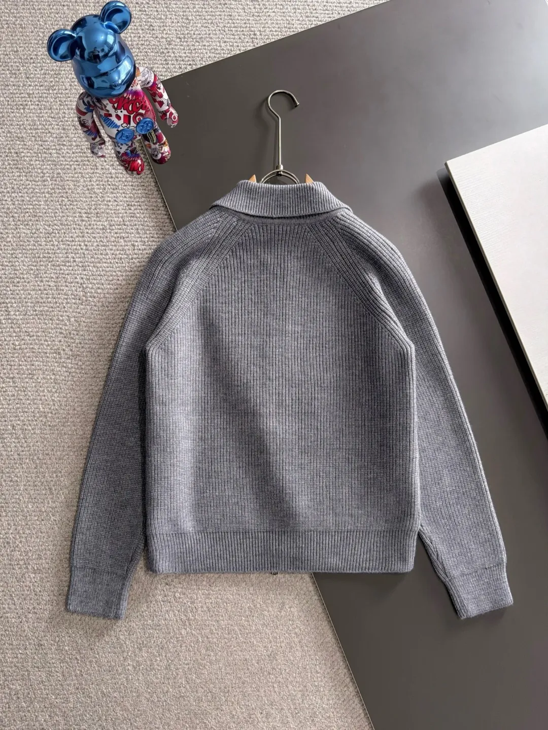 Next day shipment P225 Balenciaga 2026 Autumn and Winter latest sweater from official website, now on sale at counters simultaneously Hot Sale! Specially made of wool blended fabric. It feels comfortable and can be directly in contact with the skin. The logo badge is exquisitely embroidered, which is extremely eye-catching! The details highlight the fashionable charm of big brands. Exquisite workmanship. Three-dimensional cutting style. The wearing effect is invincible and handsome! All three standards are complete! Sizes:M-3XL